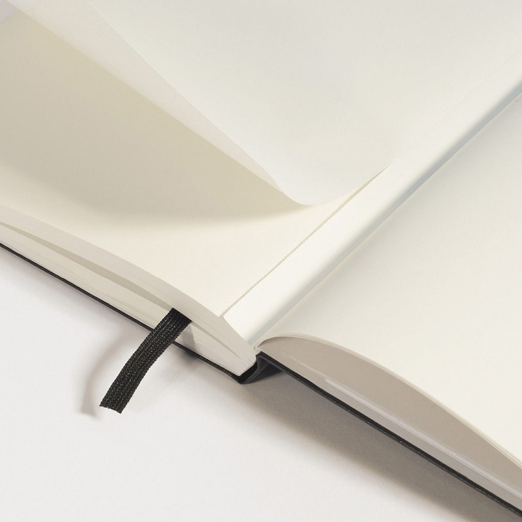 Anteckningsbok A4+ dot Black