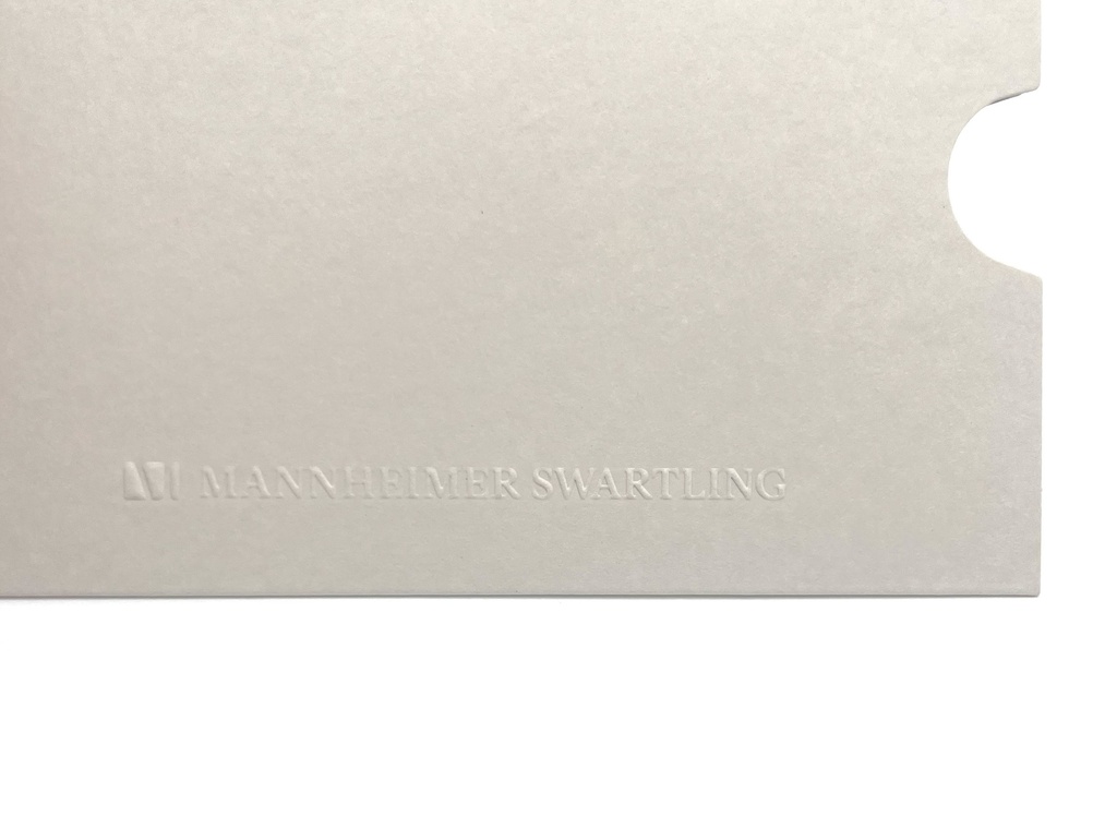 Sleeve kuvert 150x108mm för A6 kort, vit med präglad logo 50st/fp