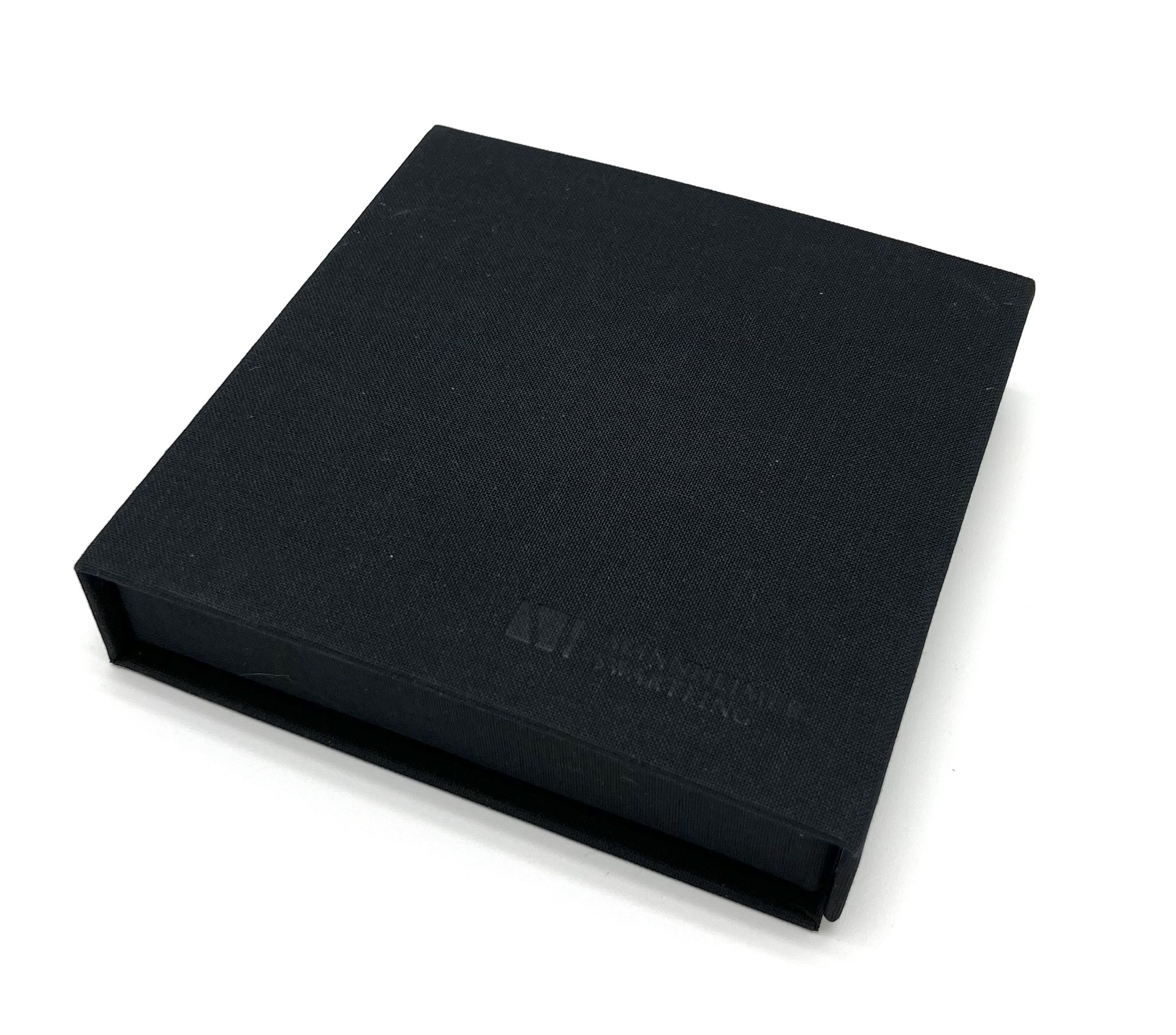 [EEMAN2063] USB box svart präglad logo + ficka rygg 50st/krt
